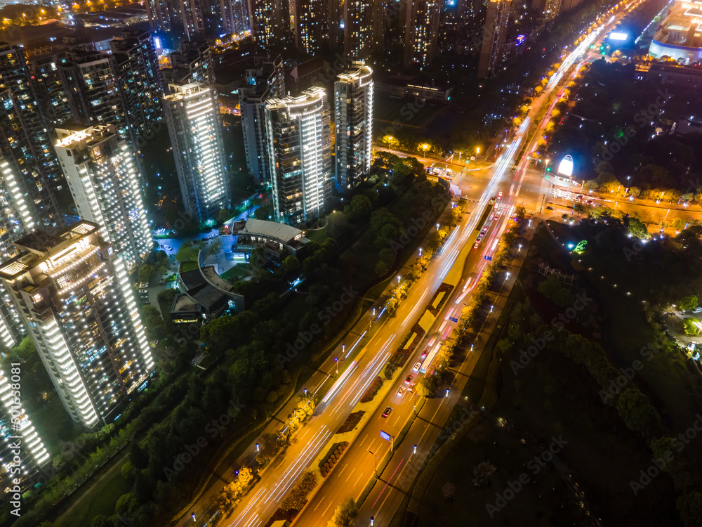 夜间航拍中国现代住宅和城市道路