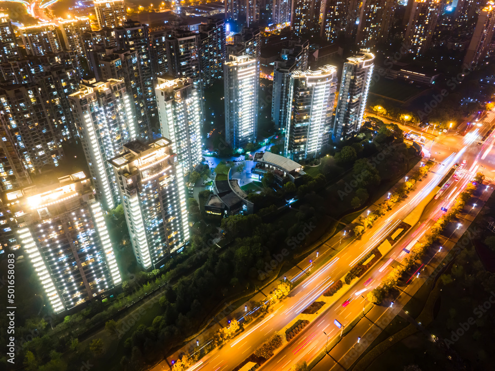 夜间航拍中国现代住宅和城市道路