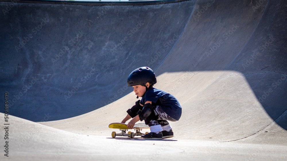 BEBÊ SKATISTA ANDANDO DE SKATE NA PISTA DE SKATE.