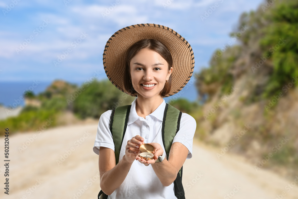 户外带指南针的女游客