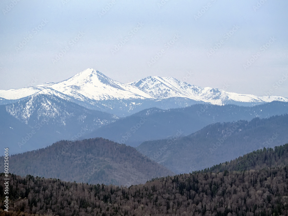 白雪覆盖的山峰全景。