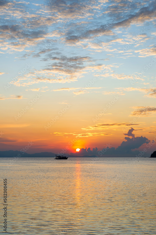 泰国萨顿省利佩岛的海滩和海景，安达曼海，您可以在那里观看太阳