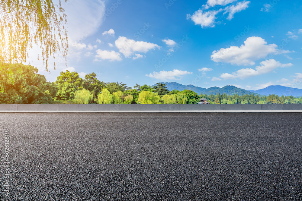 中国杭州的沥青公路和森林与山地自然景观。