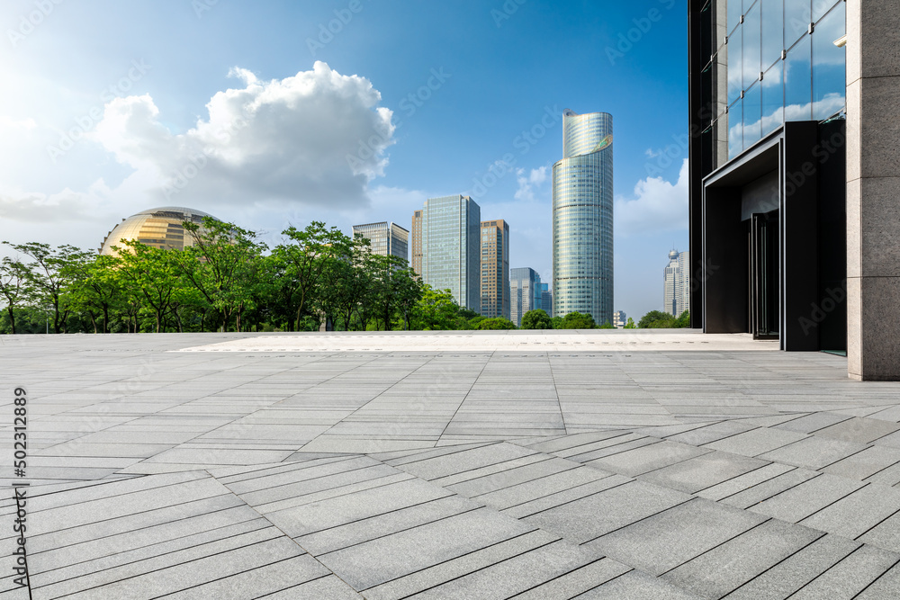 中国杭州，空荡荡的广场层和城市天际线，现代商业建筑。