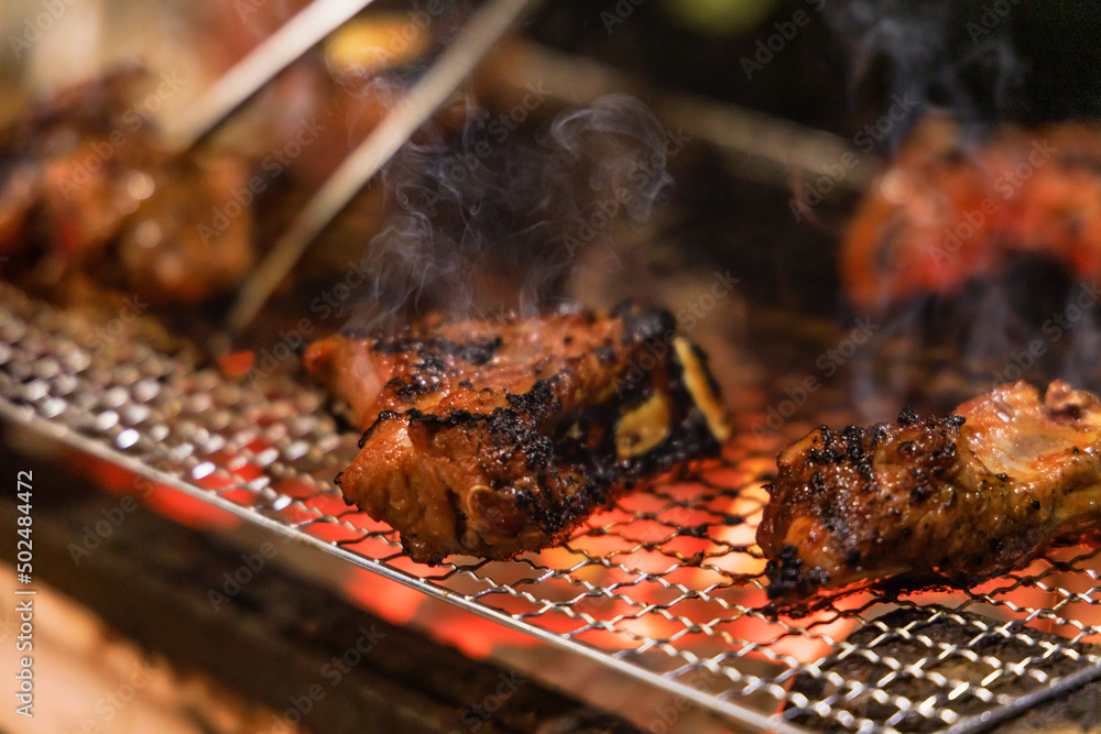 炭火で焼く美味しそうな肉