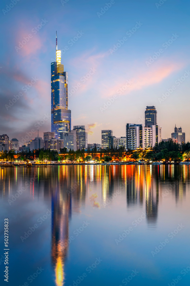 南京玄武湖畔城市夜景