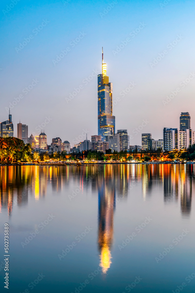 南京玄武湖畔城市夜景