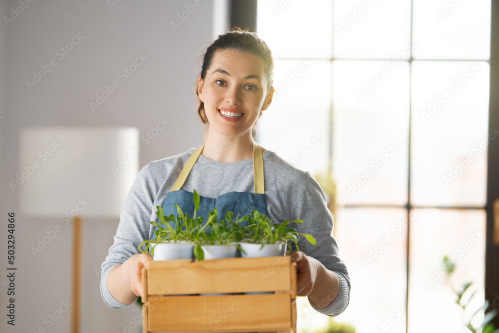 照顾植物的女人