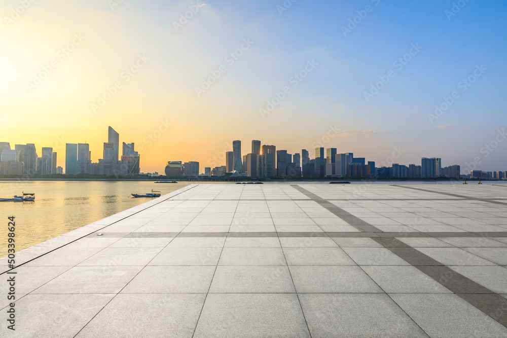 日落时分，中国杭州，空旷的广场和城市天际线，现代商业建筑。