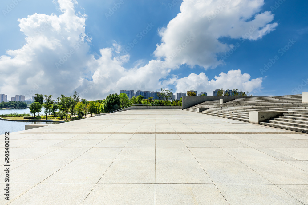 中国上海，空荡荡的广场层和城市天际线，有现代化的建筑。