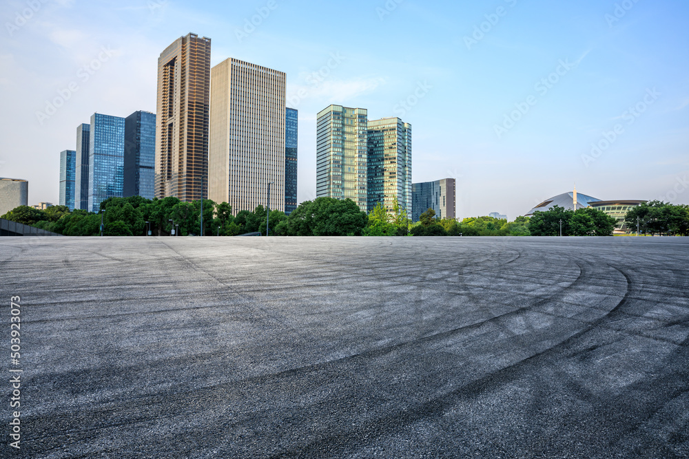 中国杭州的沥青路和带商业建筑的现代城市天际线。路和现代b