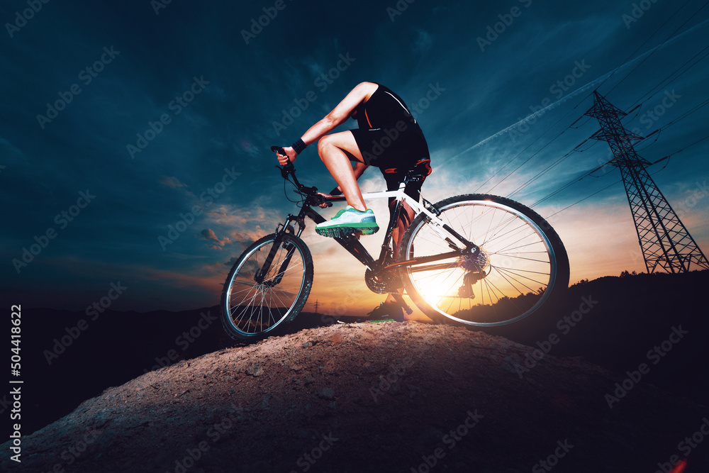 Bicicleta de montaña. Deporte y vida sana. Deportes extremos. Bicicleta de montaña y hombre. Estilo 