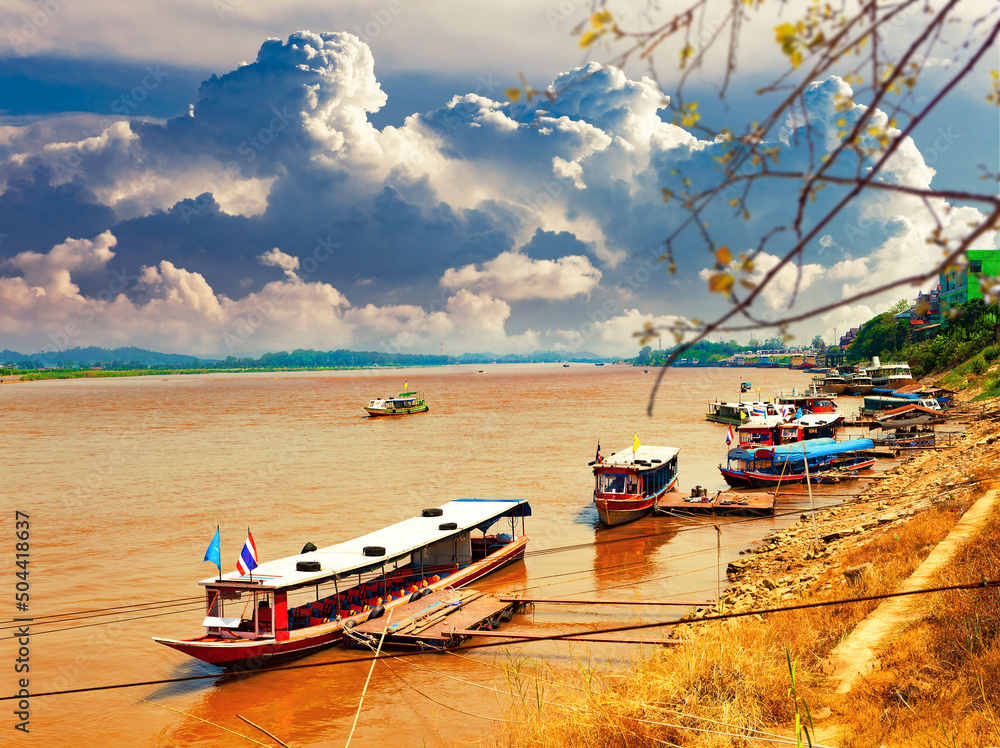 Estatua dorada de Buda gigante en el río Mekong. Hermoso amanecer en el río Mekong con barcos, front