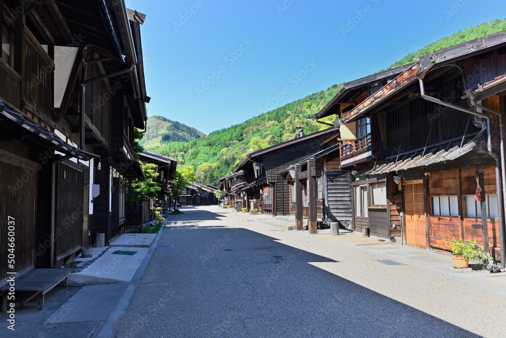 朝の陽ざしを浴びた中山道・木曽路・奈良井宿