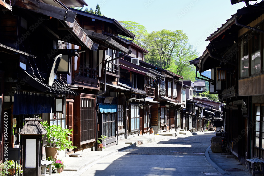 朝の陽ざしを浴びた中山道・木曽路・奈良井宿