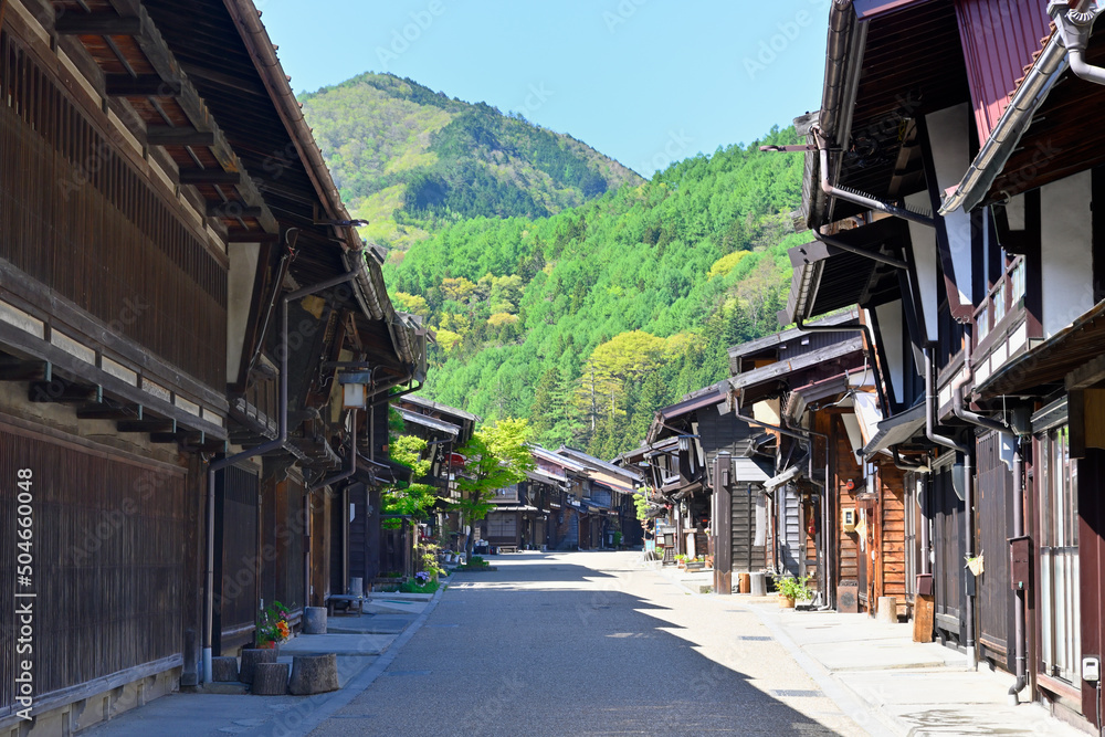 朝の陽ざしを浴びた中山道・木曽路・奈良井宿