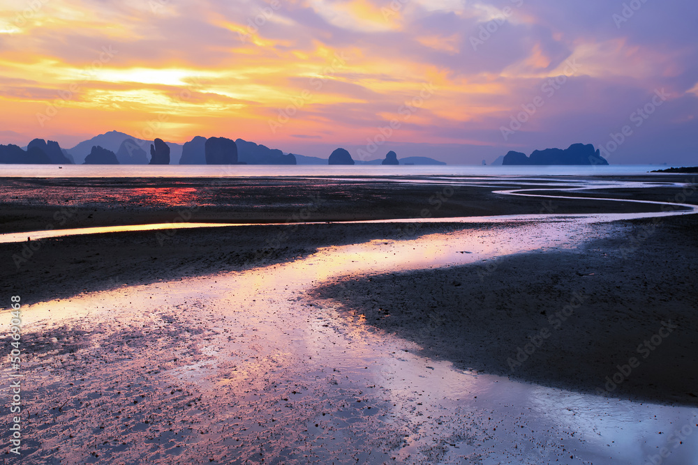 泰国。以日落多云的传统泻湖为旅游背景。