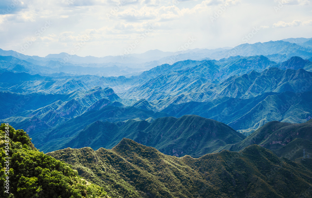 夏季山脉全景鸟瞰图。