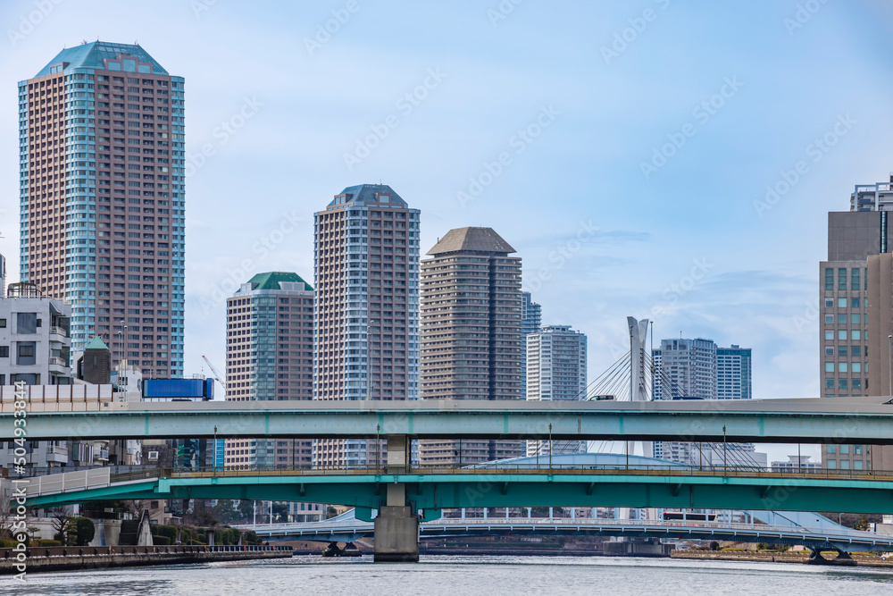 東京の川を航行する船から見る風景