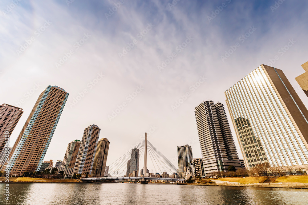 東京の川を航行する船から見る風景