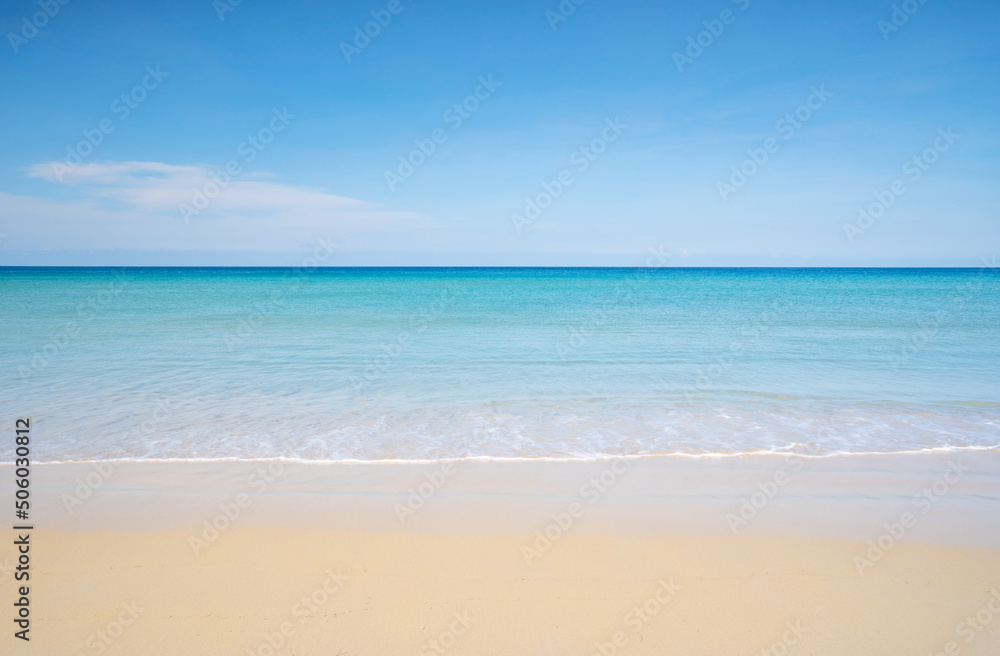 泰国普吉岛的热带沙滩，蓝天背景，夏日大海