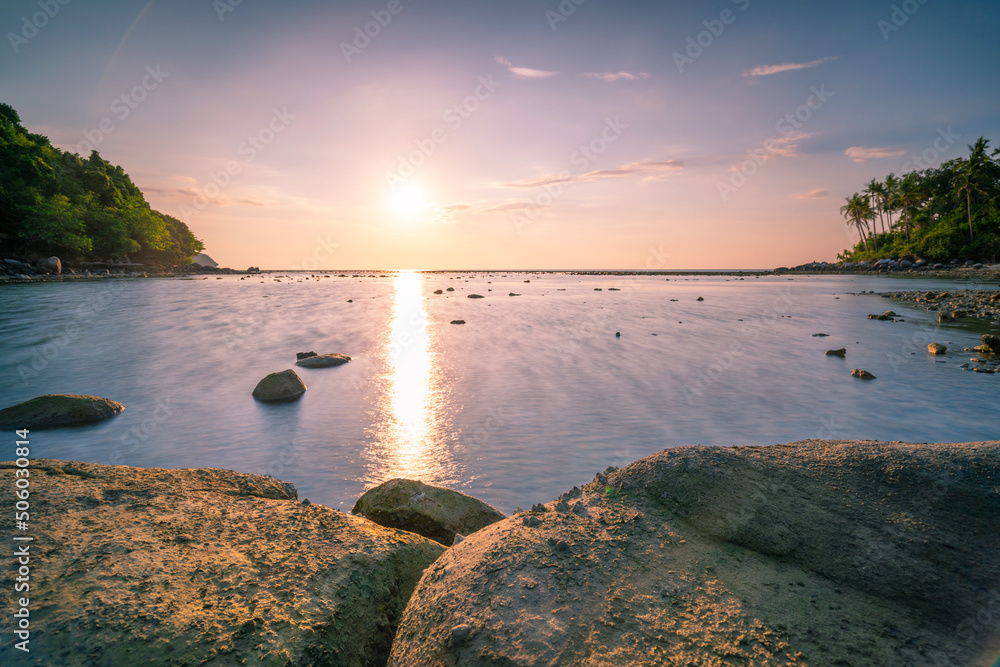 日落或日出天空风景背景A中岩石的戏剧性天空海景的长曝光图像