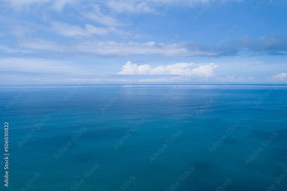 蓝色海面水纹理背景和太阳反射的鸟瞰图空中飞行无人机v