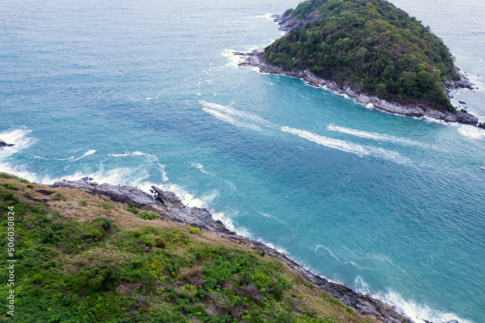 蓝色海洋的海岸鸟瞰图绿松石海面普吉岛令人惊叹的海景海浪