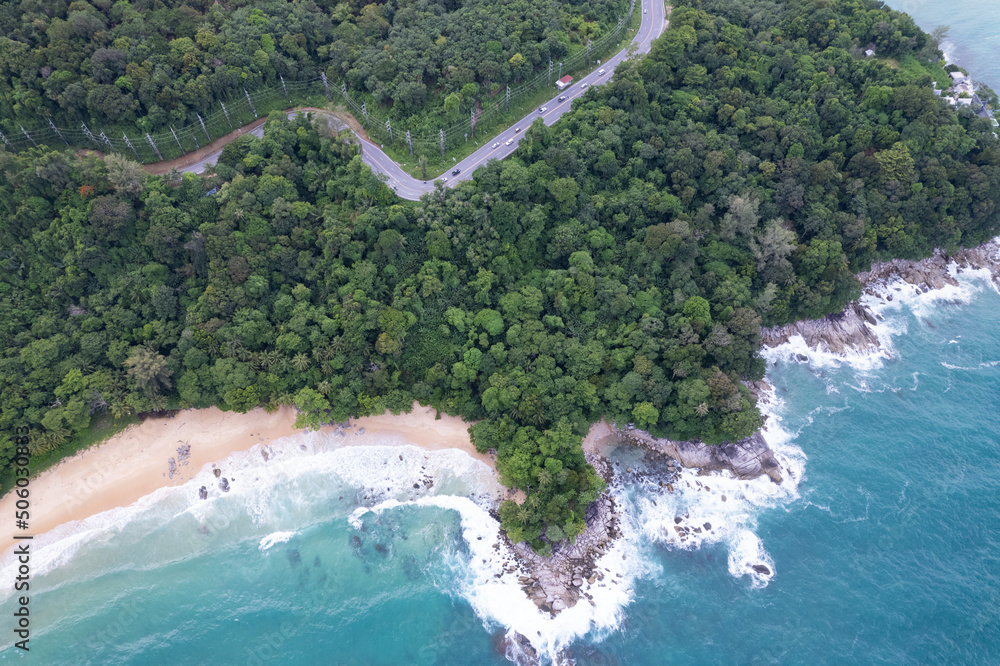 鸟瞰图自上而下，海浪拍打着海岸，阳光明媚，美丽的绿松石海面