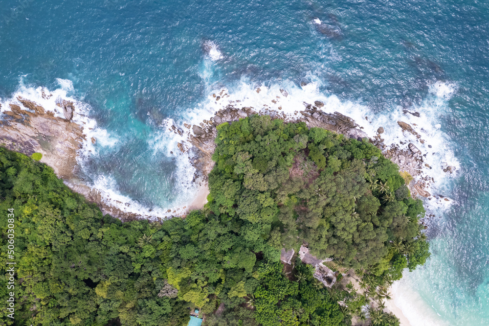 鸟瞰图自上而下，海浪拍打着海岸，阳光明媚，美丽的绿松石海面