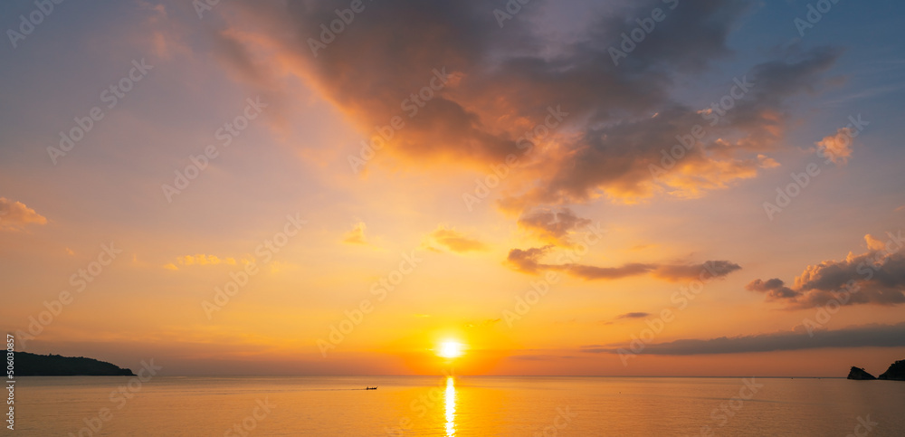 风景壮丽的云朵长时间暴露在天空中日落或海上日出时反射