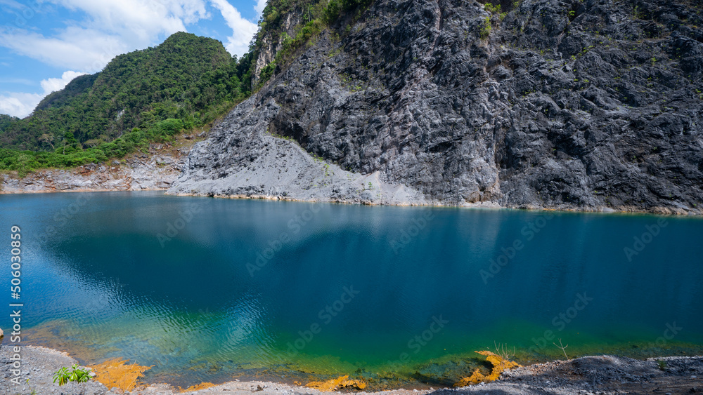 湖面或池塘上的云层与山地热带林地的美丽倒影