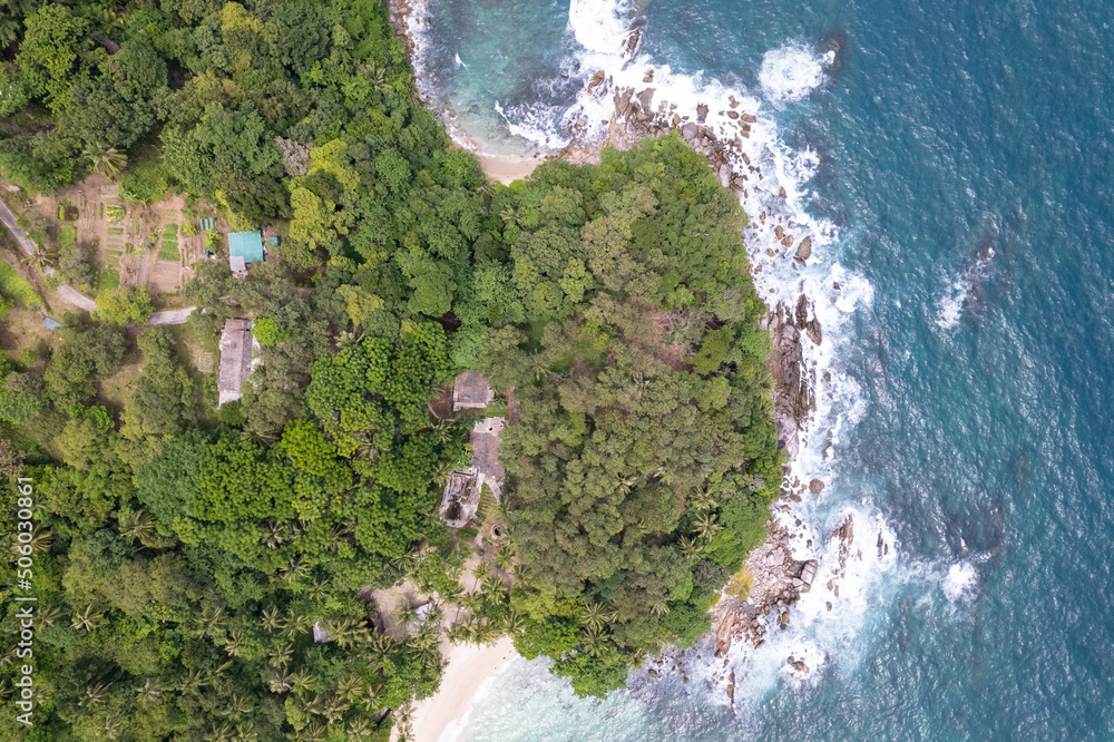 鸟瞰图自上而下，海浪拍打着海岸，阳光明媚，美丽的绿松石海面