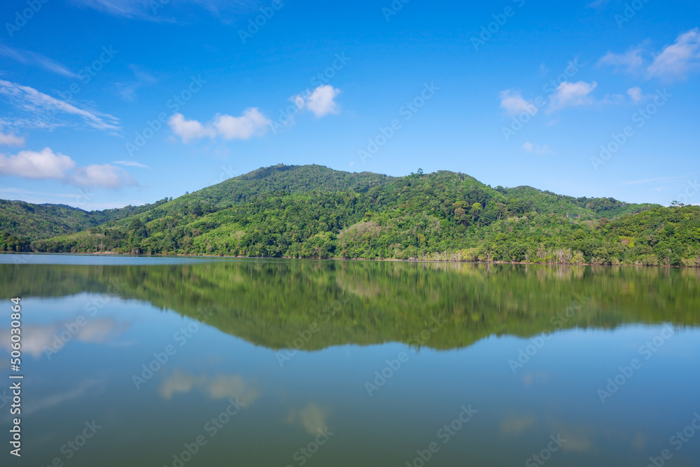 湖面或池塘上的云层与山地热带林地的美丽倒影