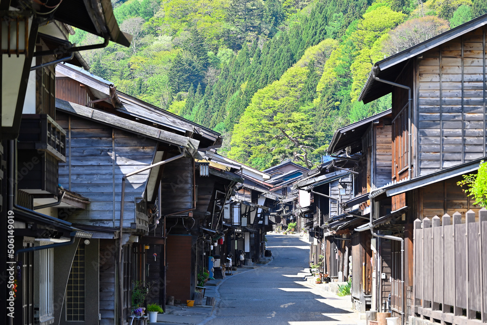 朝の陽ざしを浴びた中山道・木曽路・奈良井宿