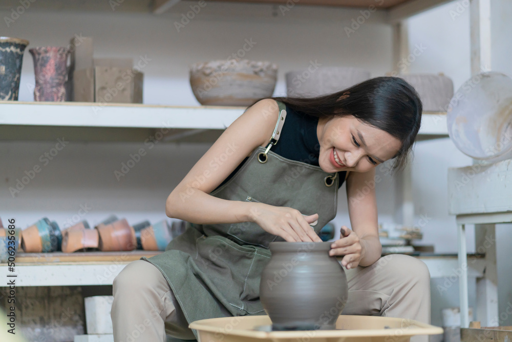 在陶轮上工作的女性双手特写，亚洲女性雕塑女性塑造模具小va