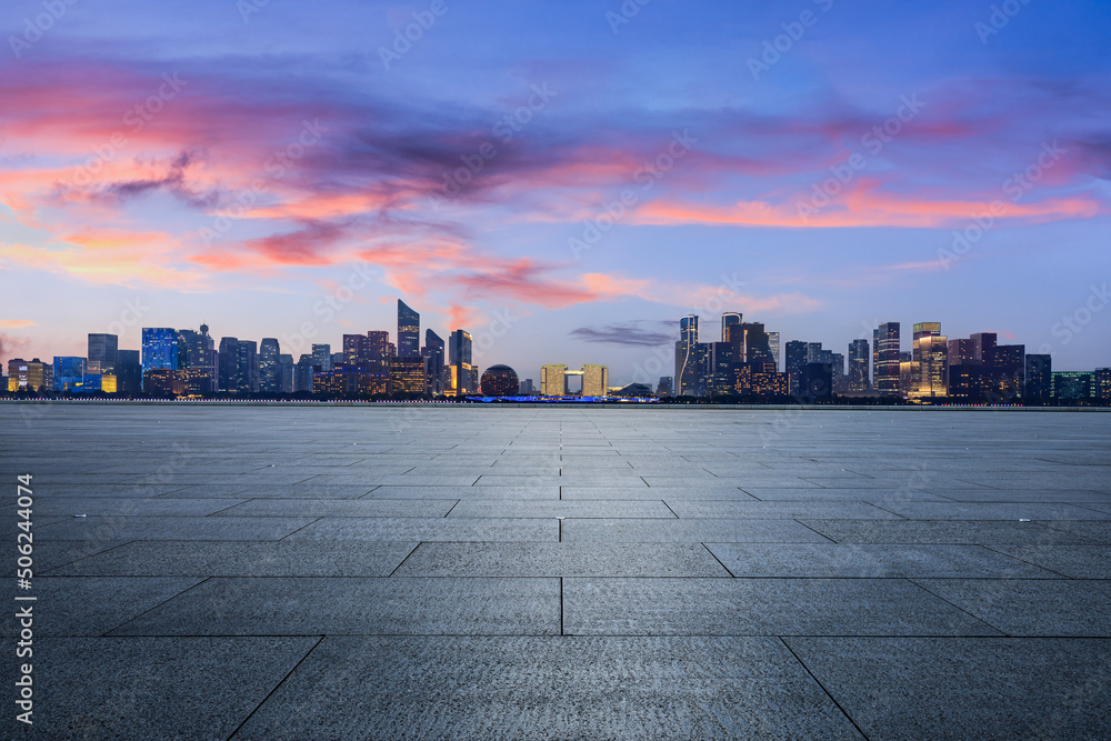 日落时分，中国杭州，空旷的广场和城市天际线，现代商业建筑。