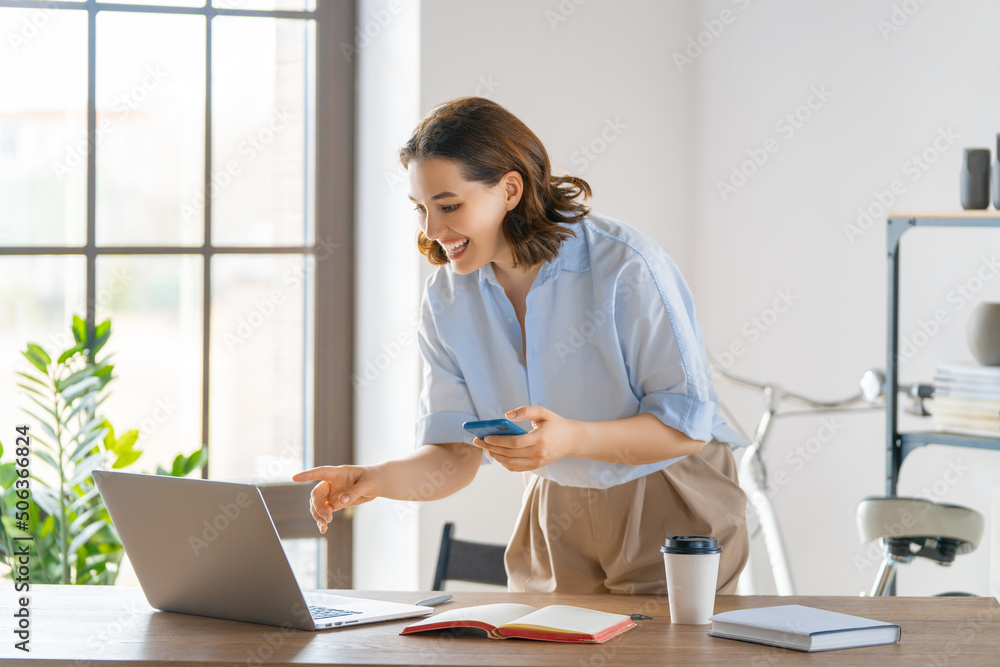 在办公室工作的女性