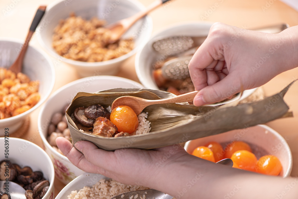 制作粽子食品——准备和包装中国粽子。