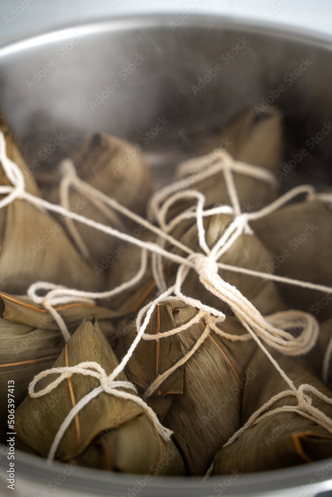 烹饪粽子食品——准备和蒸中国粽子。