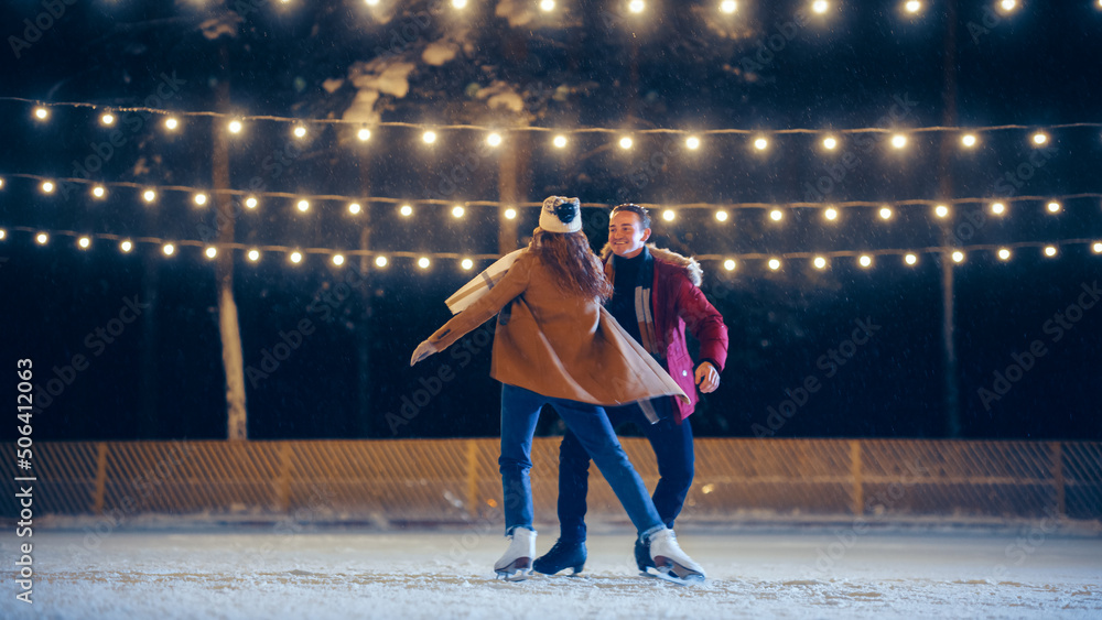 浪漫的冬雪之夜：滑冰情侣在溜冰场、旋转、舞蹈、跳跃上玩得很开心。双人Sk