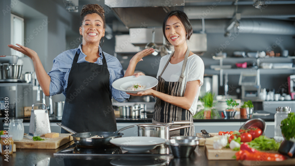 两位主厨的电视烹饪秀厨房。亚裔和黑人女主持人对话。专业人士Teac