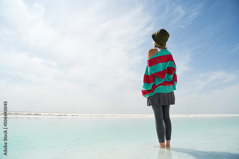 亚洲女游客站在盐湖里眺望风景