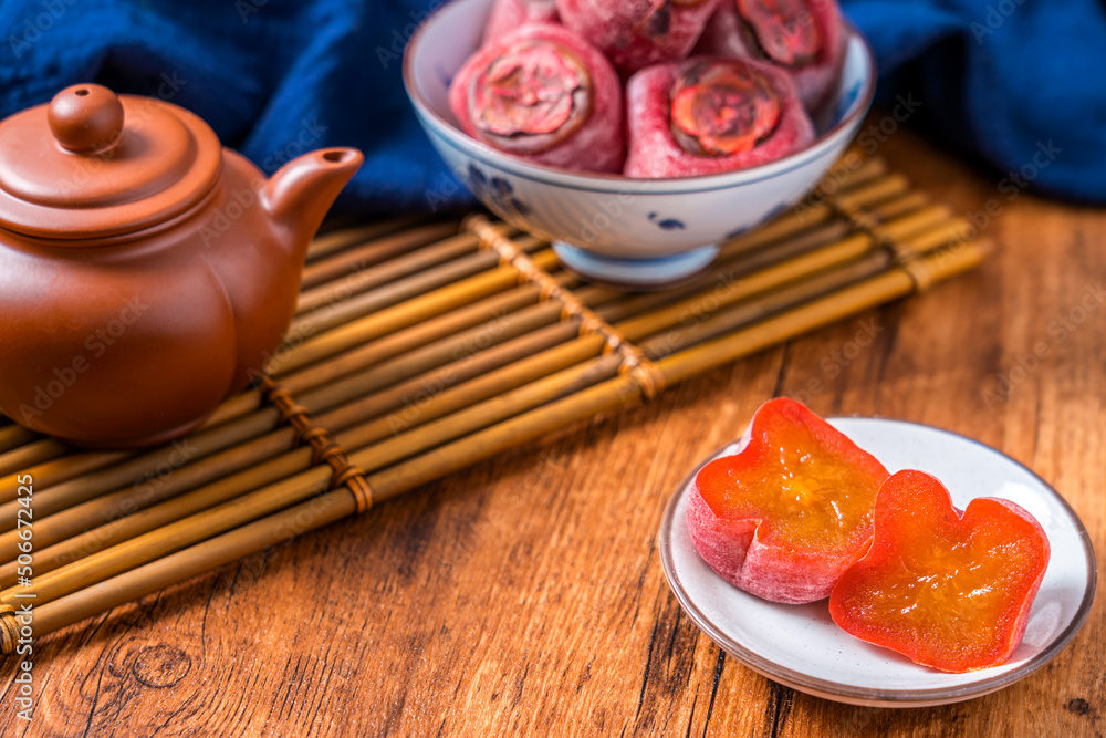 大理石桌面上的中国传统食物柿子