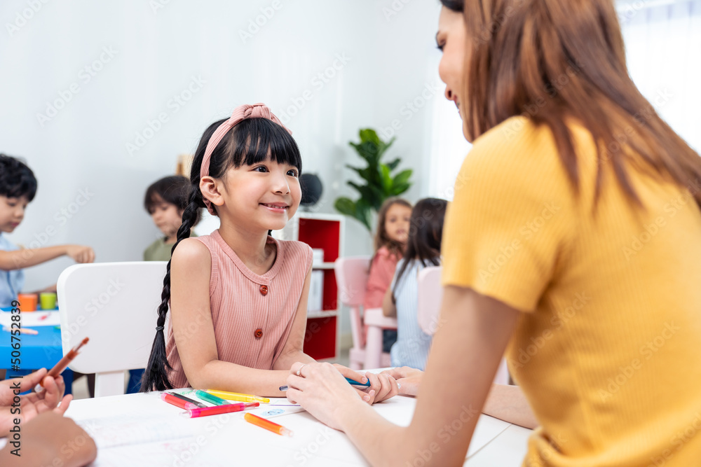 高加索年轻女教师在学校给孩子上课