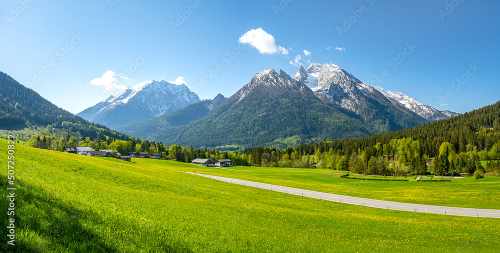 令人印象深刻的德国阿尔卑斯公路穿过德国巴伐利亚州Berchtesgaden的夏季景观。