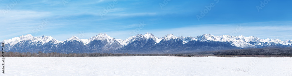 阳光明媚的冬日，西伯利亚萨扬山脉的冬季景观全景。自然背景。