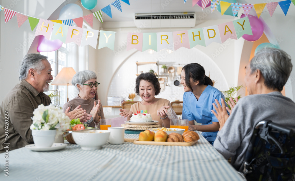 一群亚洲老年人在家举办生日派对，在养老院庆祝生日