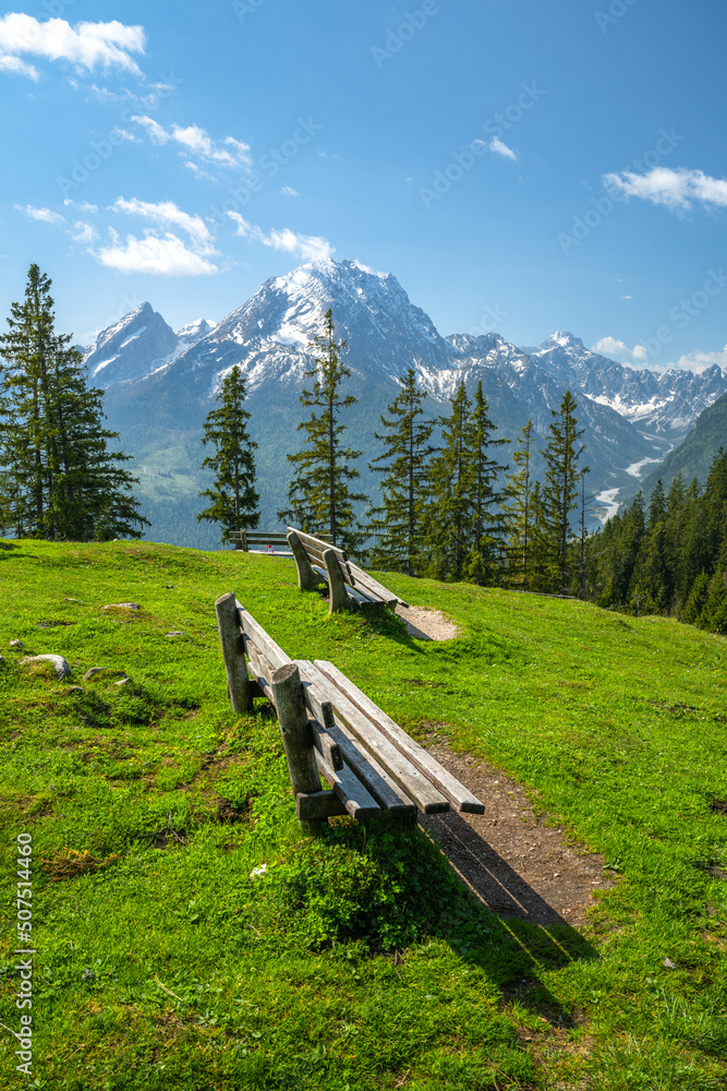 Idylic Berchtesgaden in spring，一个不错的座位区，可以欣赏到Watzmann、Ramsau和Berchtesgade的景色