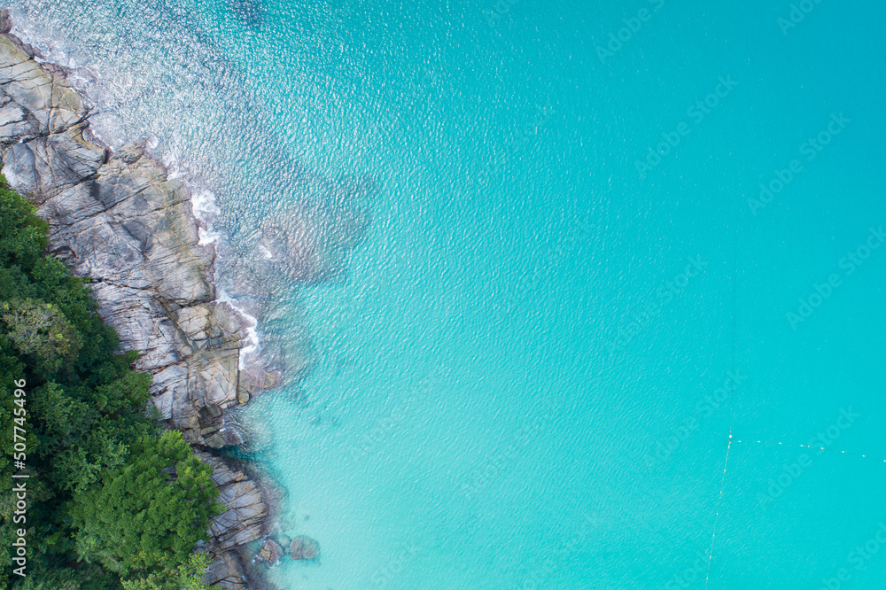 普吉岛海滨鸟瞰图。美丽的海面令人惊叹的海浪海景山景